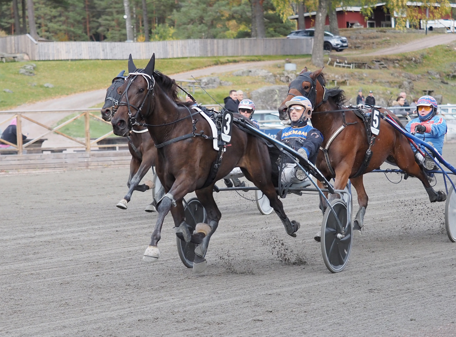 v40 Vinnare av lopp 6 Gustaf Avenue o Carl Johan Jepson.jpg