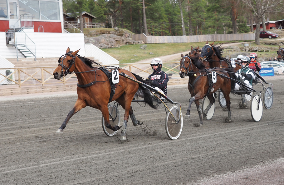 Vinnare av lopp 5 Janita Honey Love o Carl Philip Lindblom (.jpg