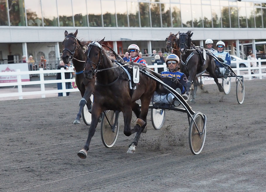 Vinnare av lopp 5 Kendall Jackson o Carl Johan Jepson (.jpg